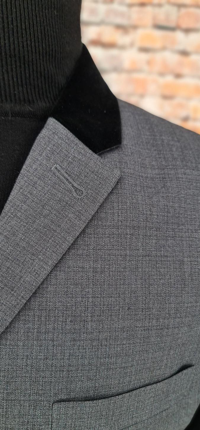 Arnold - Smart Grey Suit With Black Velvet Collar