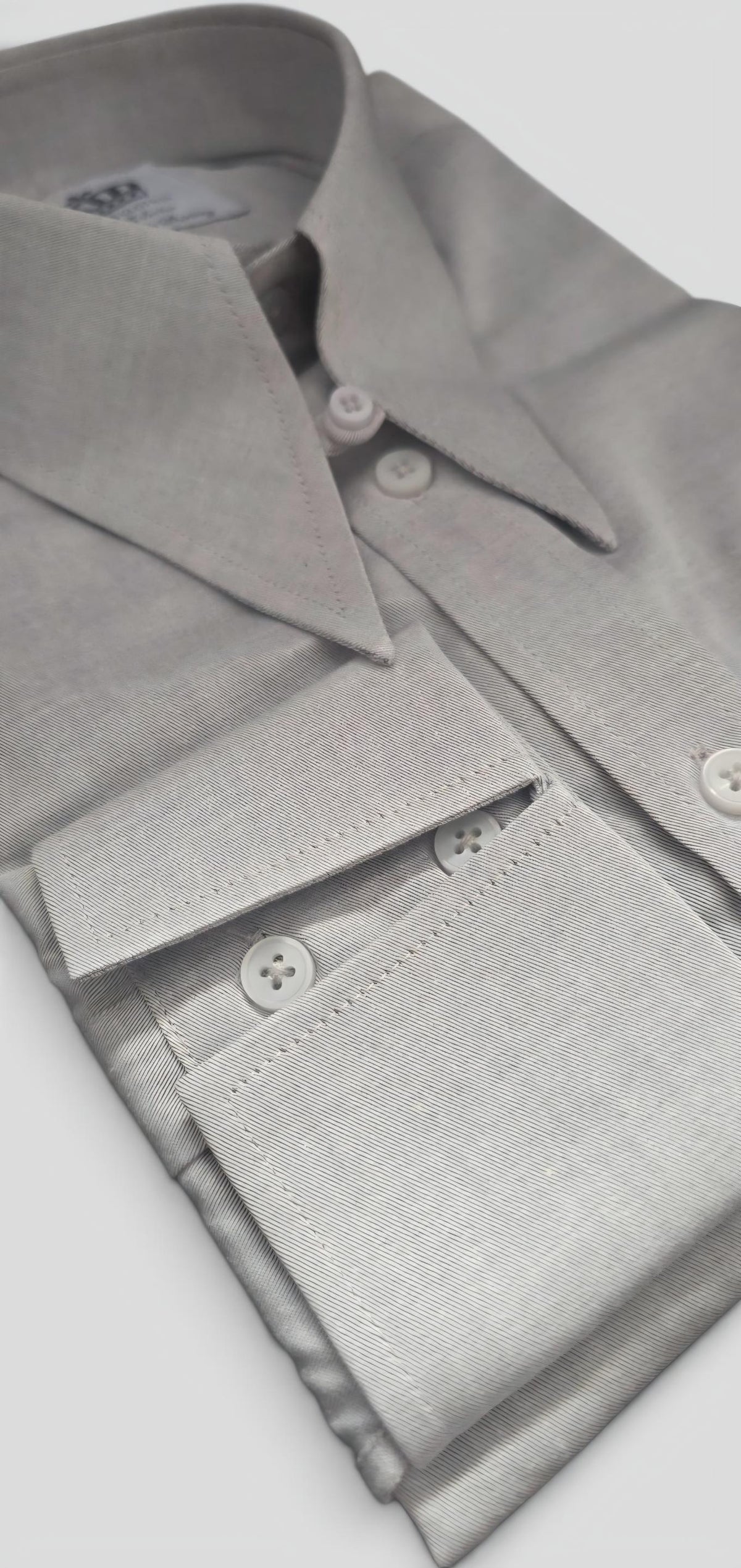 Bailey silver grey spearpoint collar shirt — close up of collar and Milanese cuff