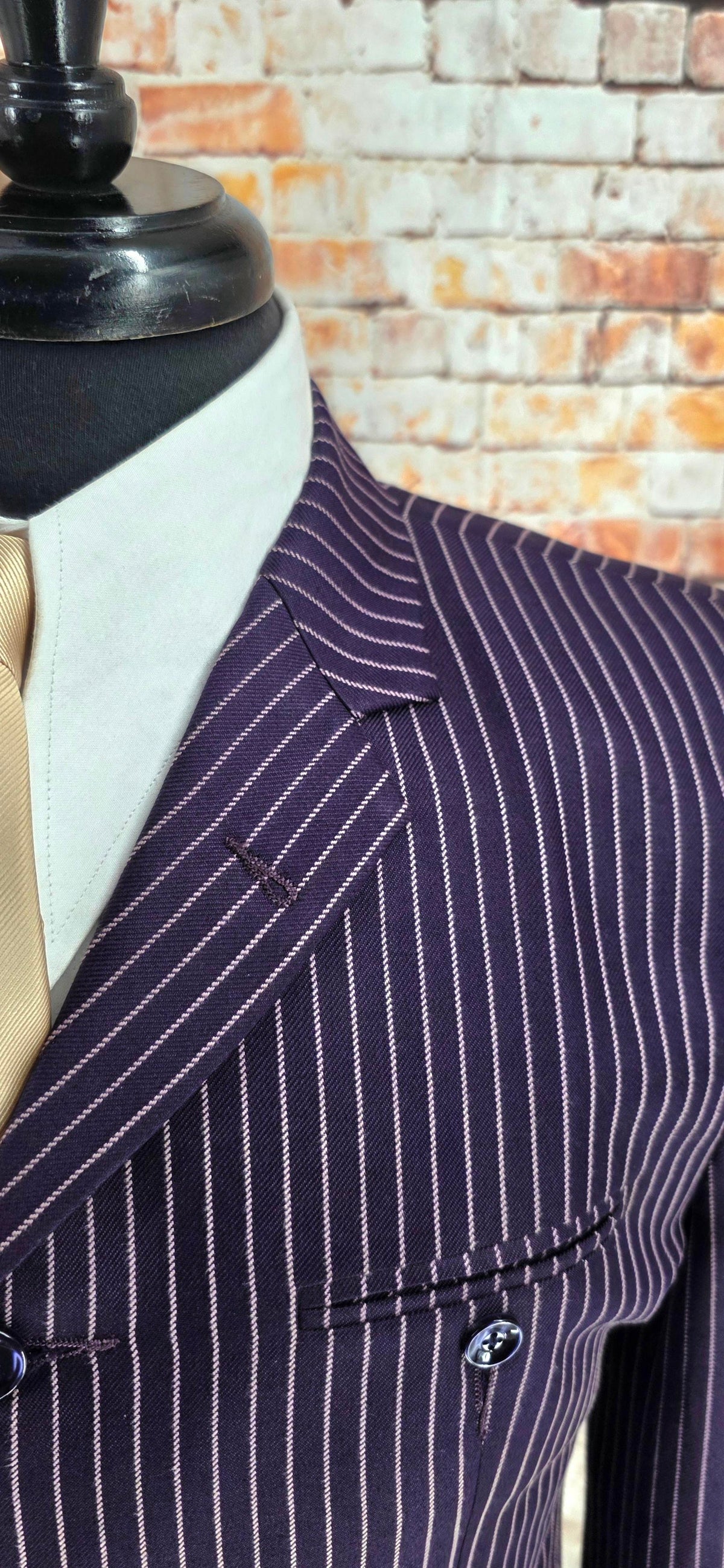 Close-up of the Leith blazer's 2/1 ticket pocket detail